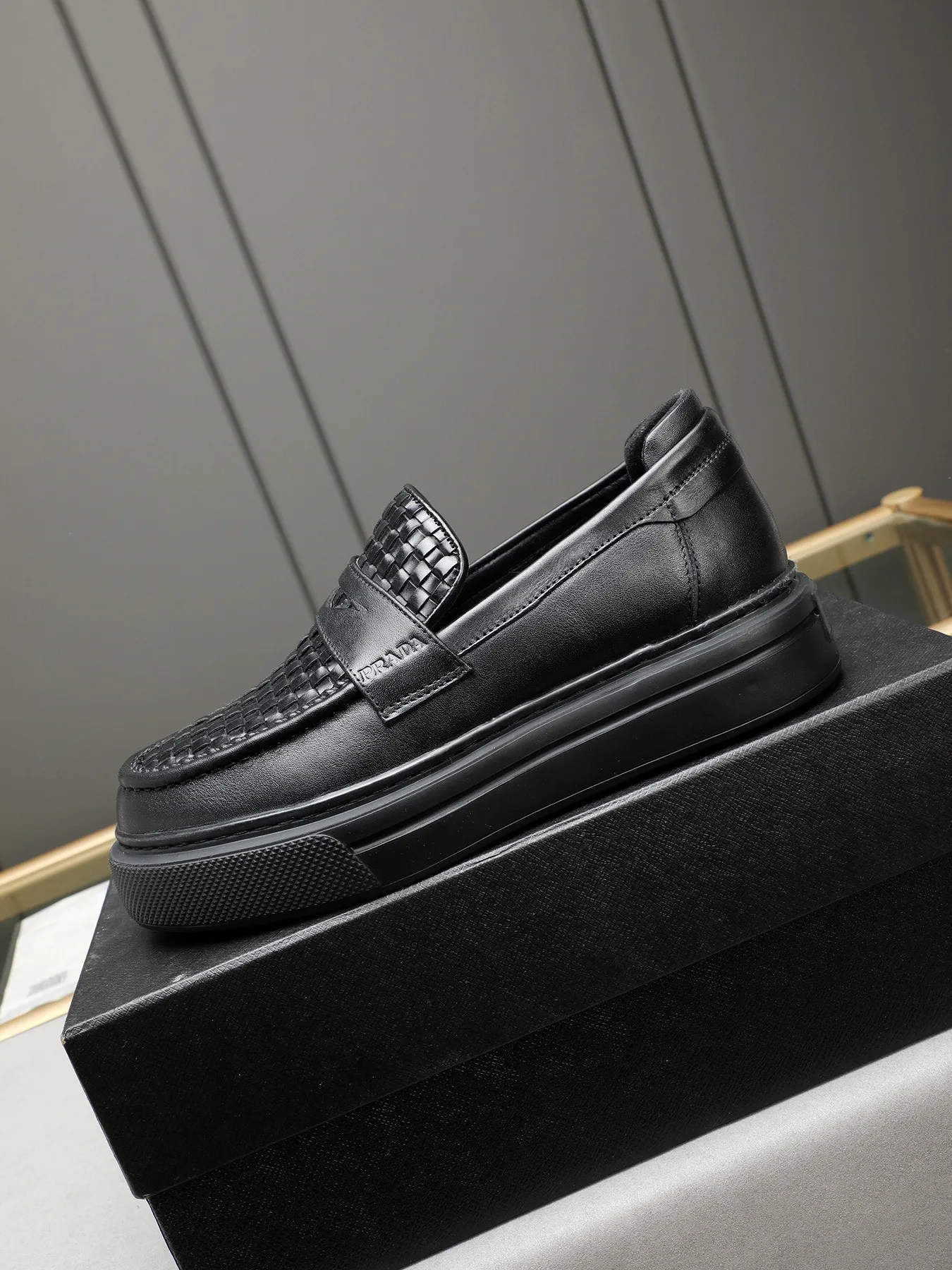 Men's Men's Shoes 💰500 Prada/Prada Men's new casual shoes, this upper is made of imported calfskin + sheep lining! The outsole is made of non-slip foam outsole, which feels good on your feet and is a fashionable and stylish item!  Size: 38-44 (45 customized)